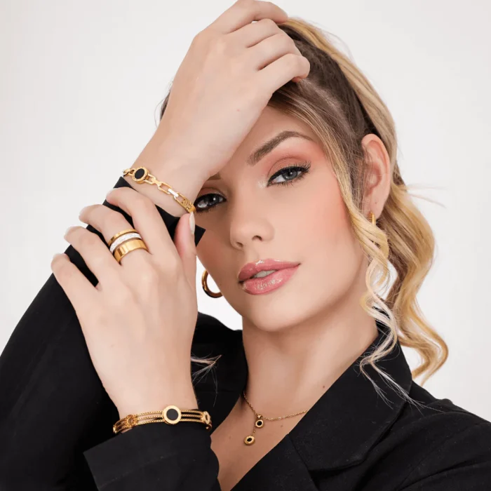 Anel Triplo com Fileira de Pedras Brilhantes Banhado em Ouro 18k - Imagem 4