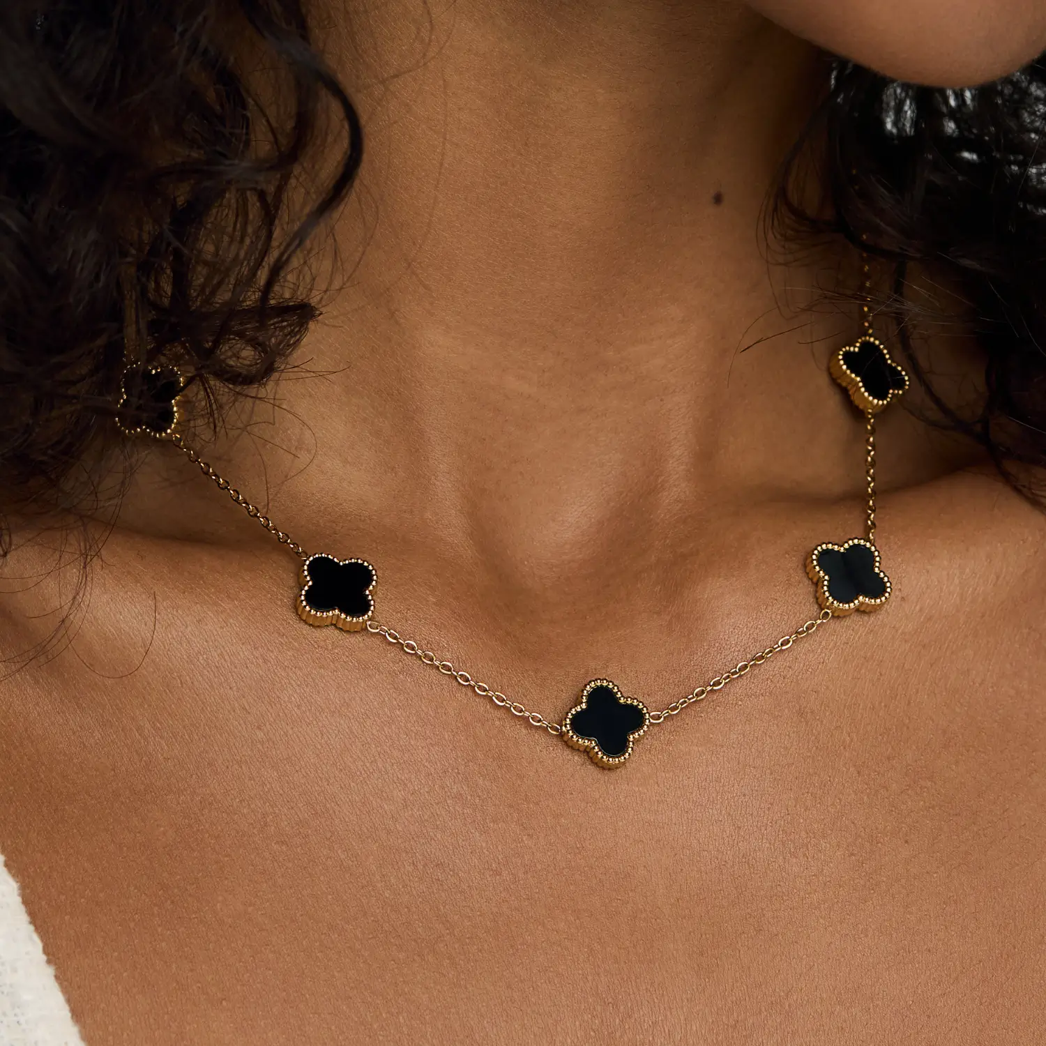 Colar Trevo Preto Banhado em Ouro 18K - Imagem 2