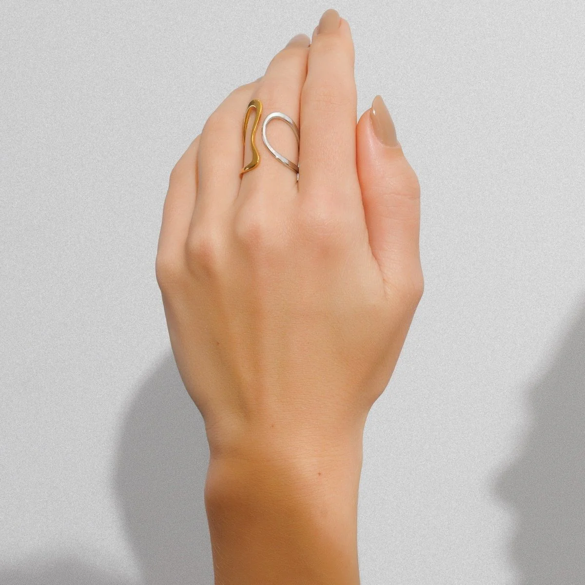 Anel Contorno Ajustável Com Mix De Banhos Dourado E Prata - Imagem 2