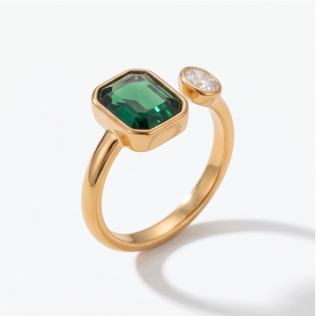 Anel Ajustável com Detalhe em Esmeralda e Zircônia Cristal